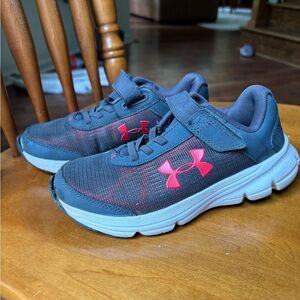 Boys Under Armour Rave 2 tennis shoes size 13.5 gray and red